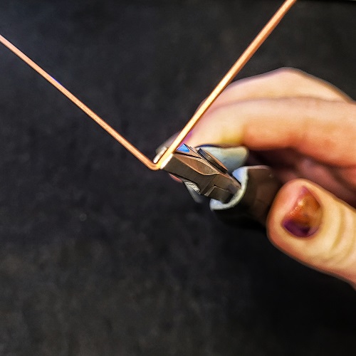 Jennifer Brooks's Rosy Maple Moth Pendant - , Contemporary Wire Jewelry, Lashing, Wire Lashing, Wire Wrapping, Wrapping, Wire Wrapping Jewelry, From the center, make a V fold with the flat chain